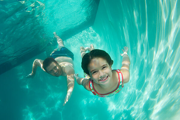 ¿Sabías que aunque estés por debajo del nivel del agua los rayos igual llegan a tu piel?  