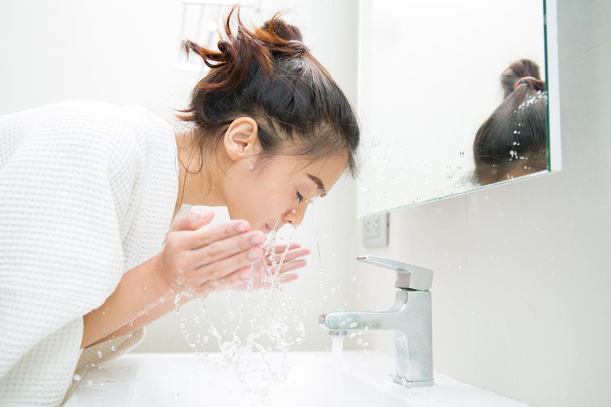 ¿Sabías que es importante realizar la rutina de limpieza de la piel 2 veces al día?