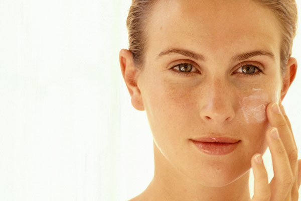 ¿Es conveniente usar protector solar debajo del maquillaje?